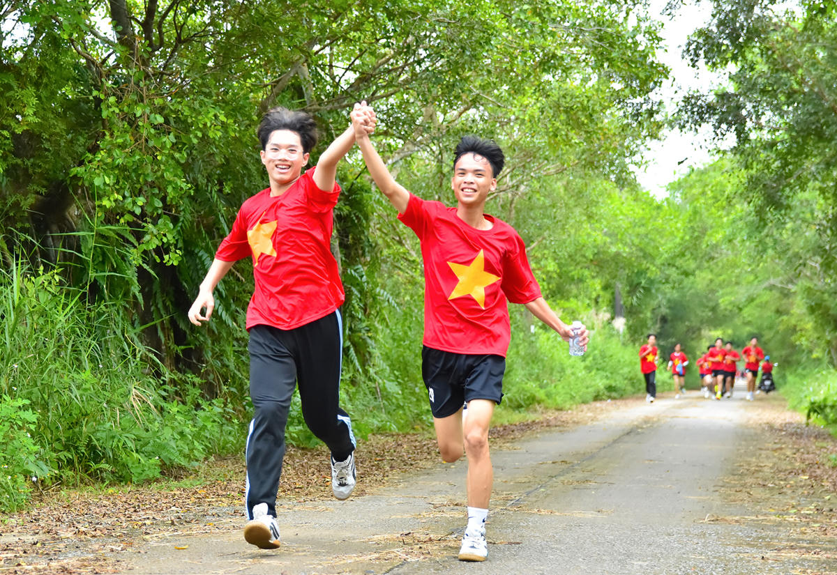 Một cặp vận động viên phấn khích trên đường đua. Ảnh Nguyễn Minh.