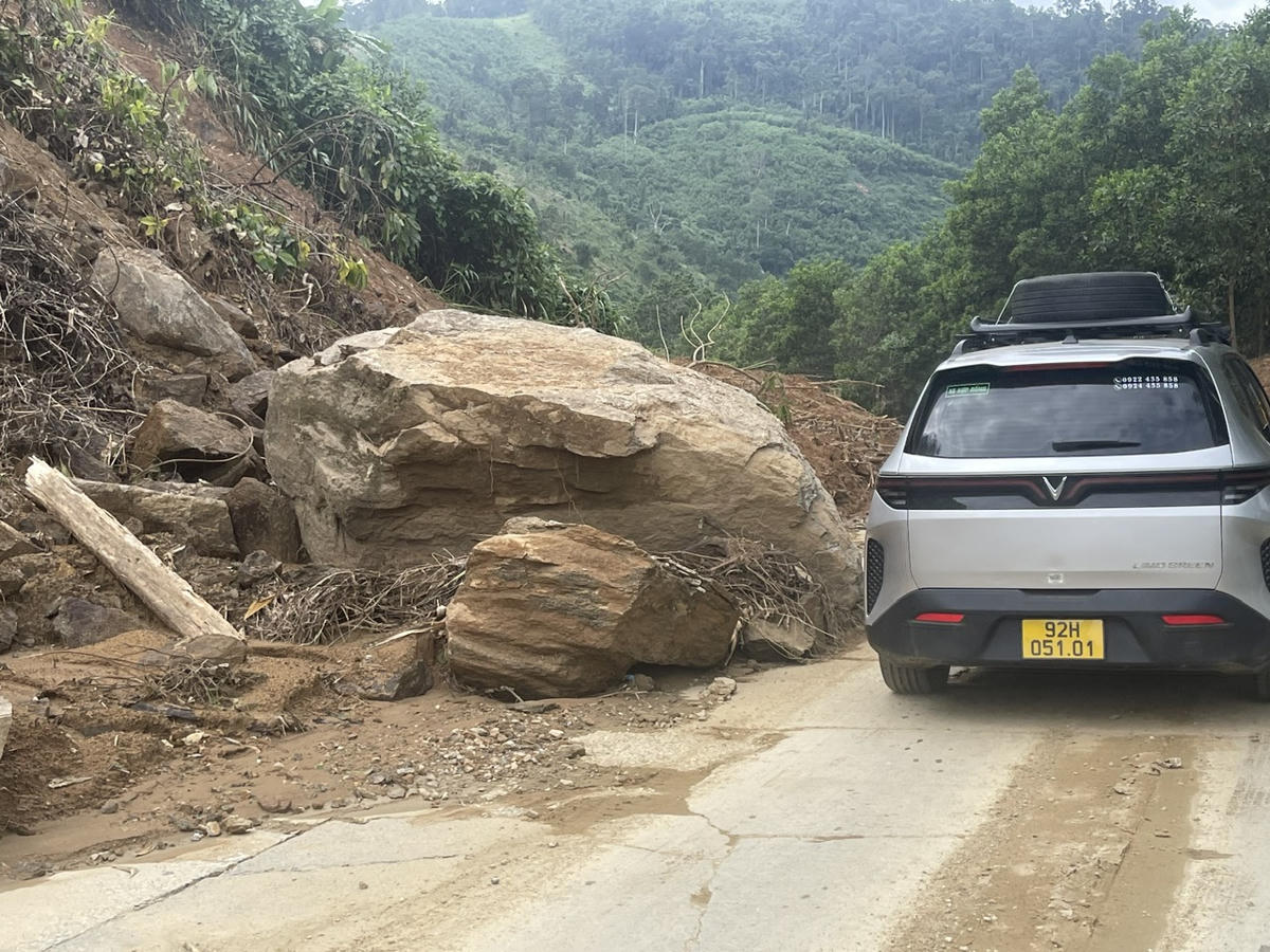Mưa lớn kéo dài những ngày cuối tháng 10 và đầu tháng 11/2025 gây sạt lở nghiêm trọng, tản đá lớn hàng chục tấn rơi xuống chắn ngang một phần đường Hồ Chí Minh đoạn qua xã Khâm Đức, TP Đà Nẵng. Ảnh: Tấn Thành.