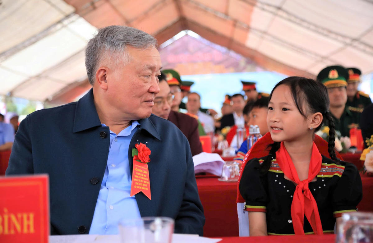 Phó Thủ tướng Thường trực Chính phủ Nguyễn Hòa Bình trò chuyện, hỏi thăm sức khỏe các cháu học sinh. Ảnh: Chí Đại.