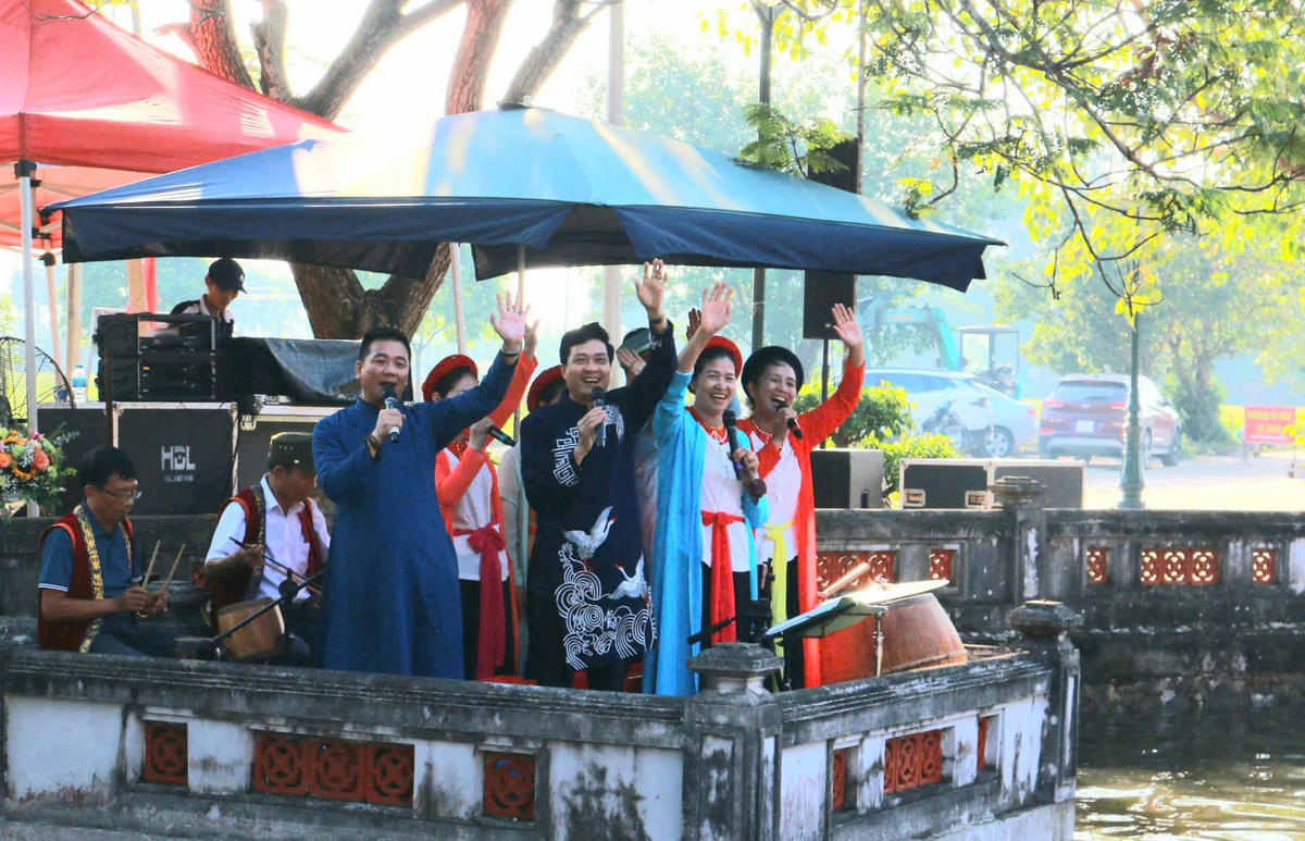 Trưởng Ban Công tác Mặt trận thôn Đào Thục, ông Nguyễn Thế Nghị (người đầu tiên từ trái sang) biểu diễn hát chèo trong một tiết mục hát chèo để gìn giữ văn hóa tại địa phương.