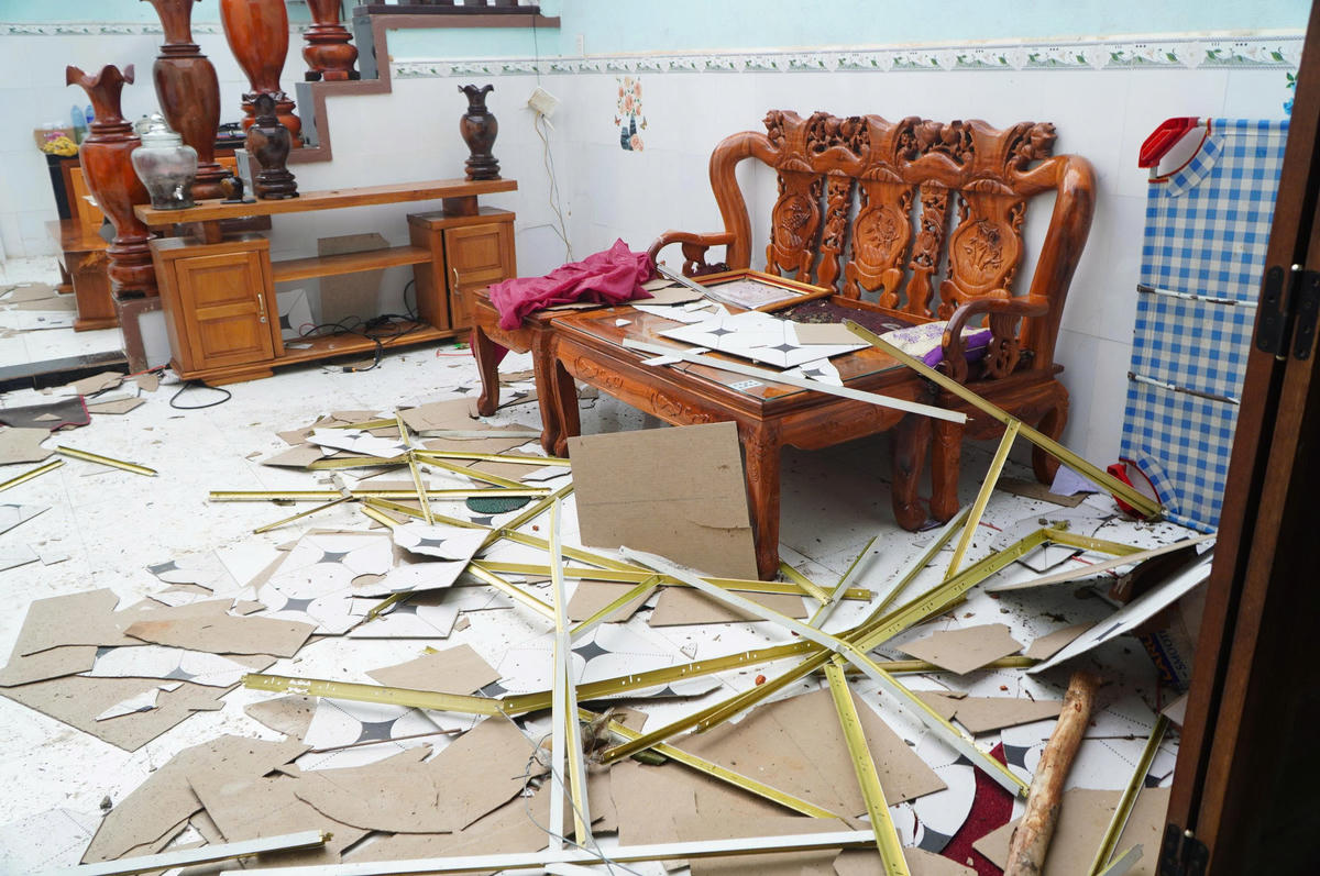 Nhiều tài sản trong nhà dân ở phường Hương Trà bị hư hỏng do lốc xoáy gây ra. Ảnh: Chí Đại.