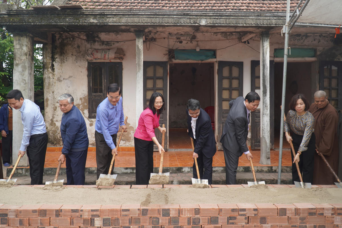Các đại biểu thực hiện nghi thức động thổ xây dựng ngôi nhà mới. Ảnh: Đình Minh