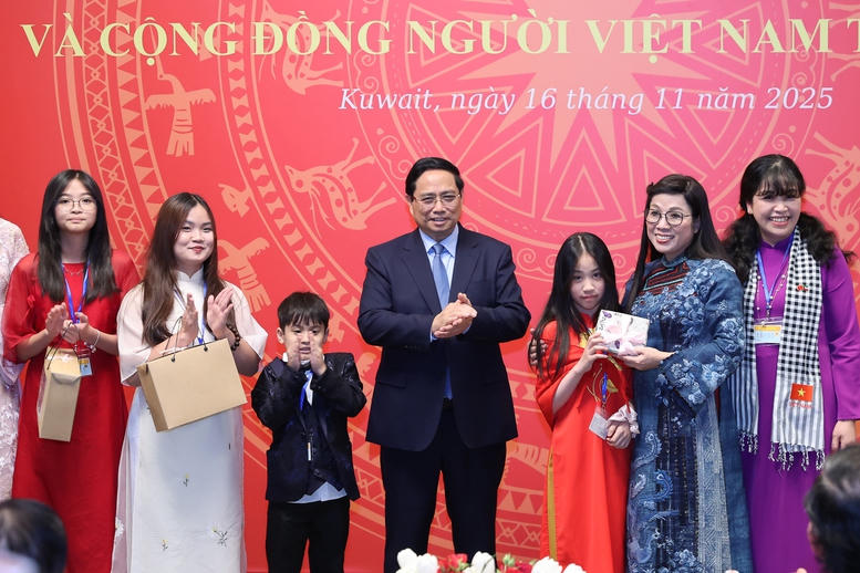 Thủ tướng và phu nhân tặng quà cho cộng đồng người Việt Nam tại Kuwait - Ảnh: VGP/Nhật Bắc.