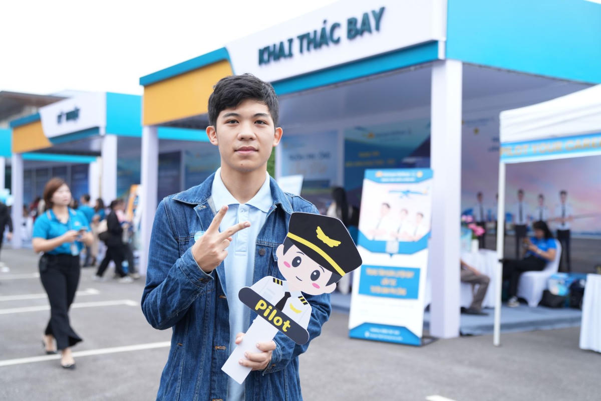 Khu vực trải nghiệm buồng lái mô phỏng khiến nhiều bạn trẻ thêm trân trọng công việc đòi hỏi bản lĩnh, kỷ luật và kỹ năng tuyệt đối chính xác của đội ngũ phi công. Bạn Gia Bảo, sinh viên năm nhất Trường Đại học Kinh tế Quốc dân cho biết: "Từ lâu, em đã ước mơ trở thành người điều khiển tàu bay và hoạt động hôm nay giúp em hình dung rõ hơn con đường phía trước, tiếp thêm động lực để nỗ lực đáp ứng các yêu cầu và hy vọng một ngày không xa được khoác lên mình bộ đồng phục phi công của Vietnam Airlines”.