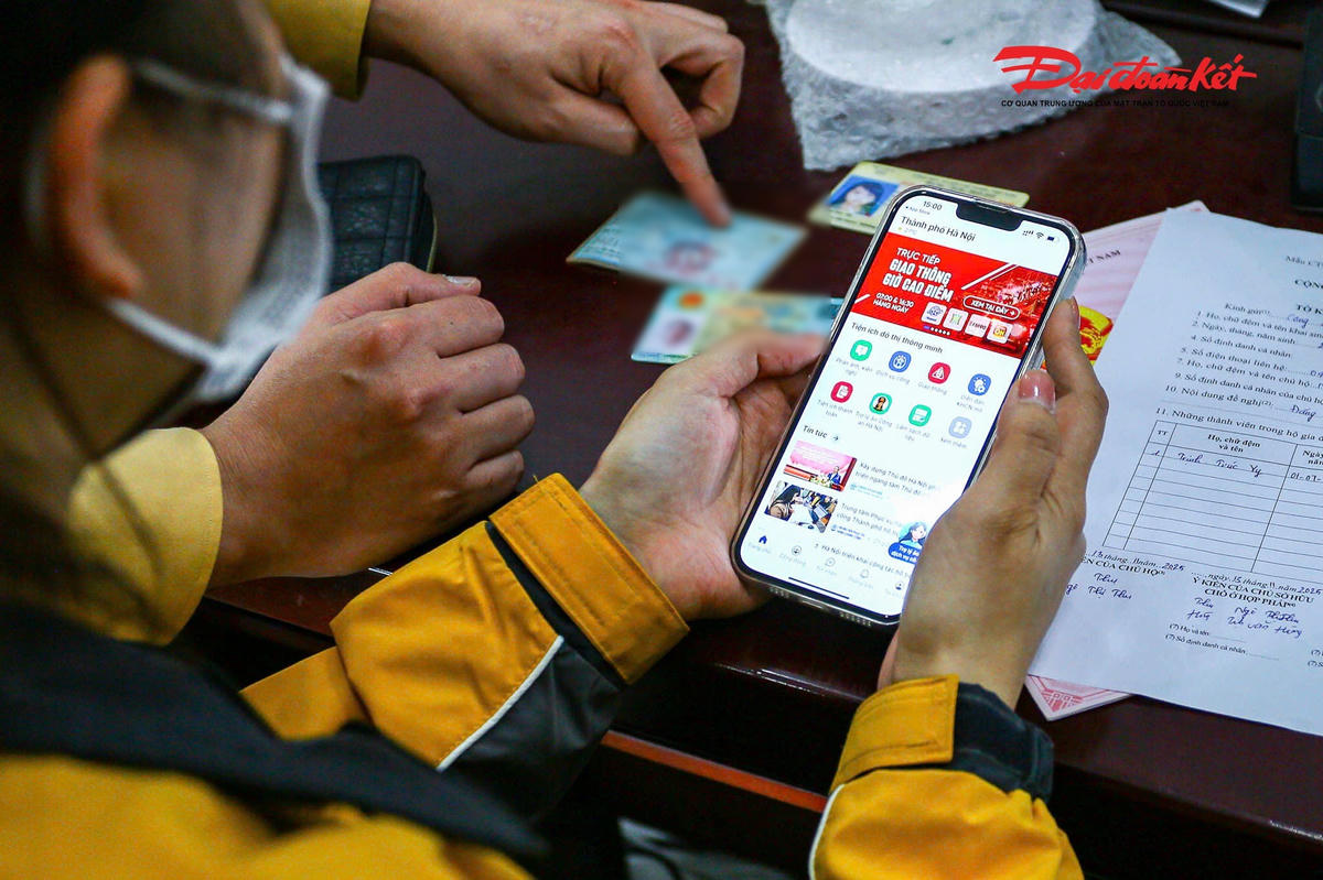 Với sự hướng dẫn, hỗ trợ của lực lượng chức năng, từ người già đến trẻ đều có thể nhanh chóng hoàn thiện các bước thực hiện.