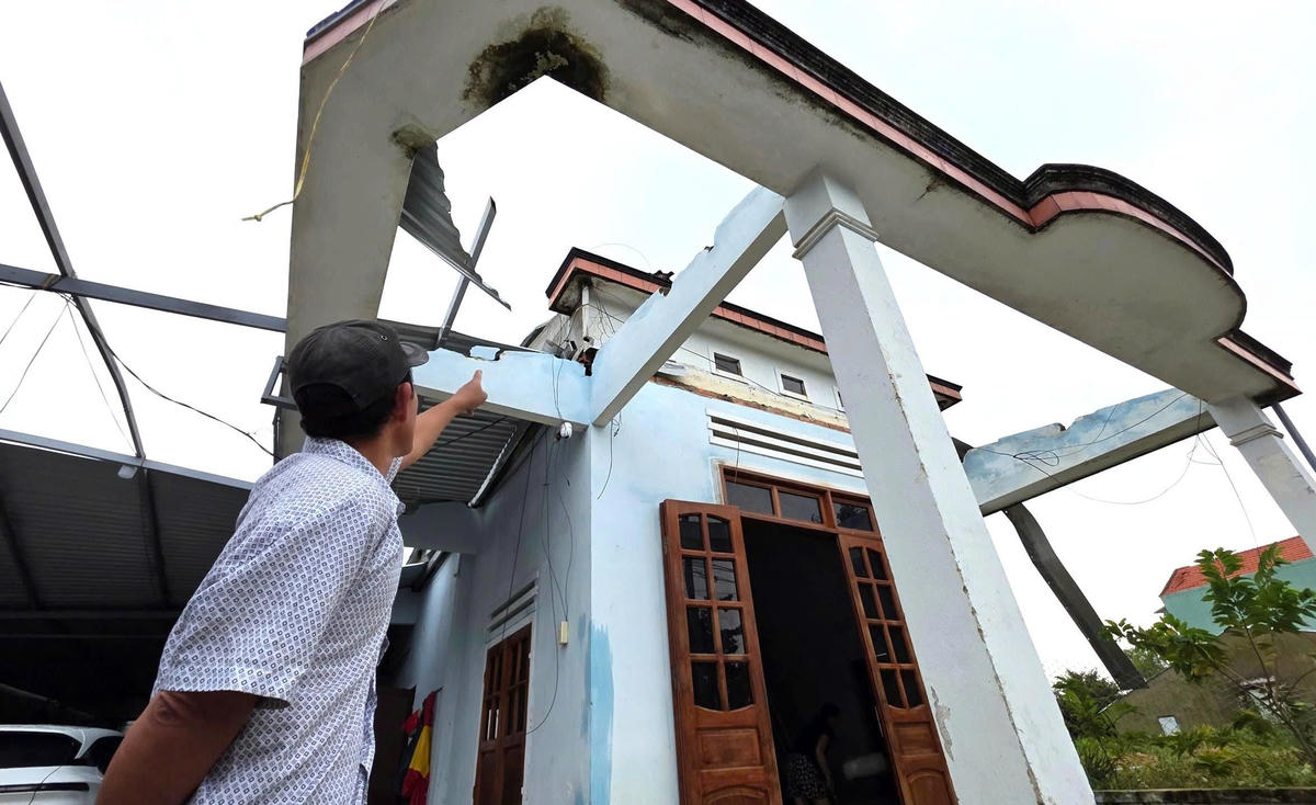 Một ngôi nhà dân ở thôn Khánh Thọ bị lốc xoáy tốc mái hoàn toàn. Ảnh: Tấn Thành.