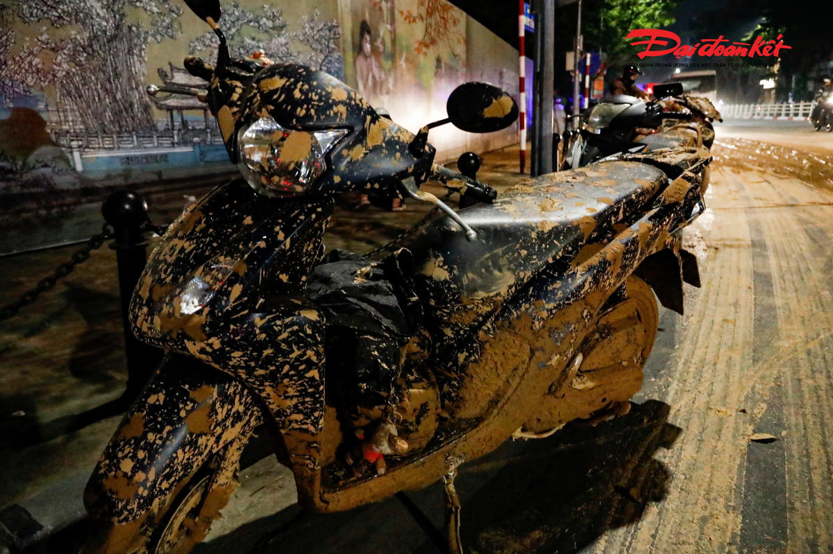 Sự việc xảy ra khoảng 22h, trong điều kiện trời tối, tầm nhìn hạn chế, làm nhiều người đi xe máy trượt ngã.