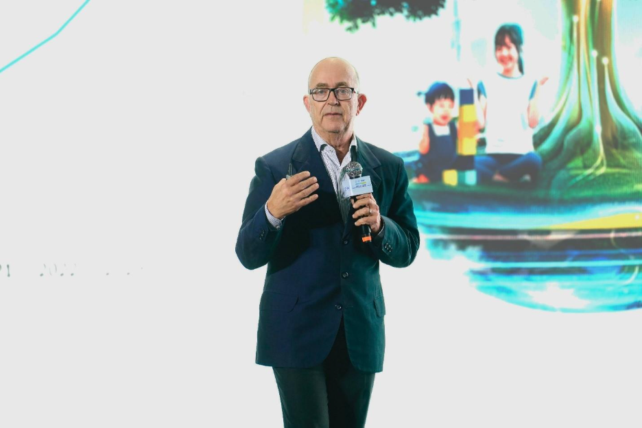 Giáo sư Javier Díez Domingo - Viện Nghiên cứu Vắc-xin, Cơ quan Y tế Công cộng FISABIO, Đại lộ Cataluña, Valencia, Tây Ban Nha báo cáo về bệnh phế cầu khuẩn xâm lấn tại hội thảo.