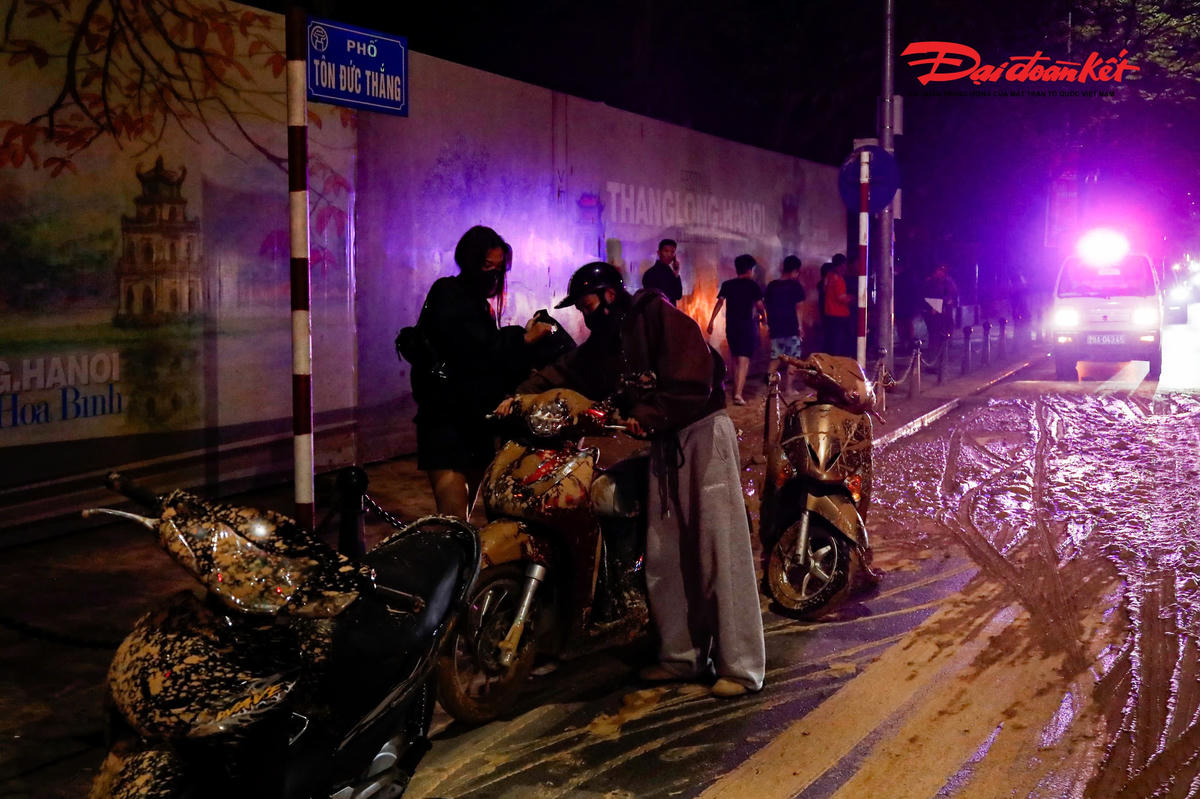 Theo đó, trên một số trang mạng xã hội xuất hiện thông tin cho rằng, bùn nhão xuất hiện trên phố Tôn Đức Thắng khiến mặt đường trơn trượt, gây ngã xe cho người đi đường có liên quan đến quá trình thi công Dự án Tuyến đường sắt đô thị số 3.1, đoạn Nhổn – Ga Hà Nội. Chia sẻ với PV Báo Đại đoàn kết, Ban Quản lý đường sắt đô thị khẳng định,&nbsp;qua rà soát nhanh hiện trạng khu vực và các vị trí thi công dự án, đơn vị khẳng định sự cố bùn nhão nêu trên hoàn toàn không thuộc phạm vi thi công và không liên quan tới Dự án Tuyến Metro số 3.1. Vị trí xảy ra sự việc gần ngã tư Tôn Đức Thắng – Nguyễn Thái Học, thuộc khu vực vườn hoa Văn Miếu – Quốc Tử Giám, không phải mặt bằng thi công đường hầm hay công trường của dự án.