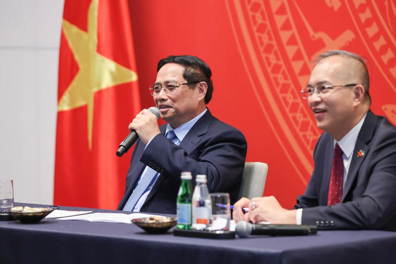 Thủ tướng Chính phủ Phạm Minh Chính thông tin tới bà con về tình hình trong nước, đặc biệt là những thành tựu đạt được kể từ khi Đổi mới - Ảnh: VGP/Nhật Bắc.