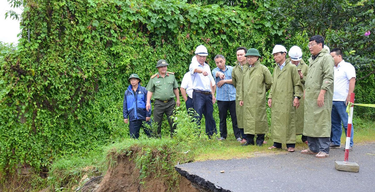 Ông Trần Hòa Nam, Phó Chủ tịch UBND tỉnh Khánh Hòa và đoàn công tác kiểm tra sạt lở, ngập lụt, tại thôn Ngã Hai, xã Khánh Vĩnh. (ảnh X.H)