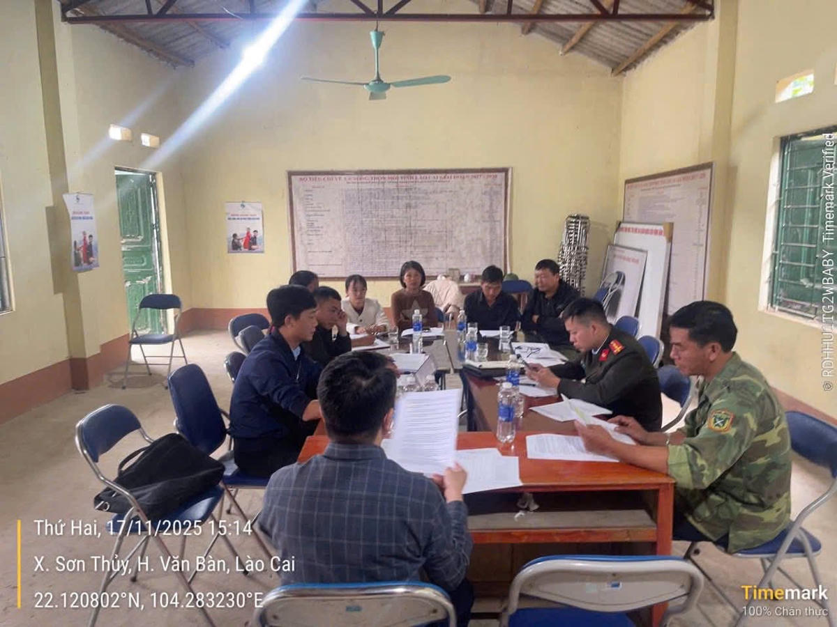 Lực lượng chức năng làm việc với người dân. Ảnh: Công an xã Văn Bàn.