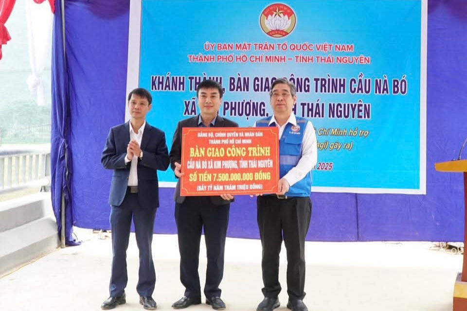 Bàn giao kinh phí hỗ trợ tỉnh Thái Nguyên xây dựng cầu dân sinh. Ảnh: TN.