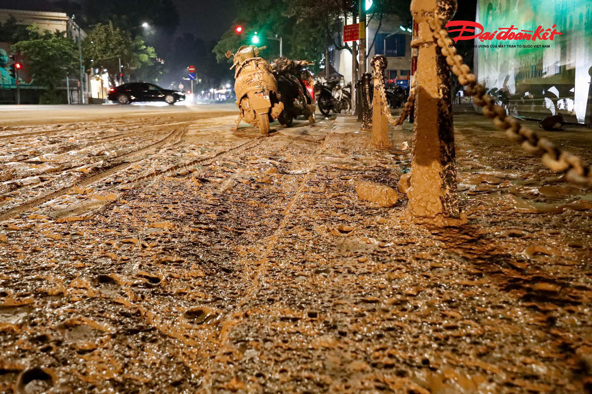 Hình ảnh bùn nhão bị xe tải đánh rơi xuống đường Tôn Đức Thắng.