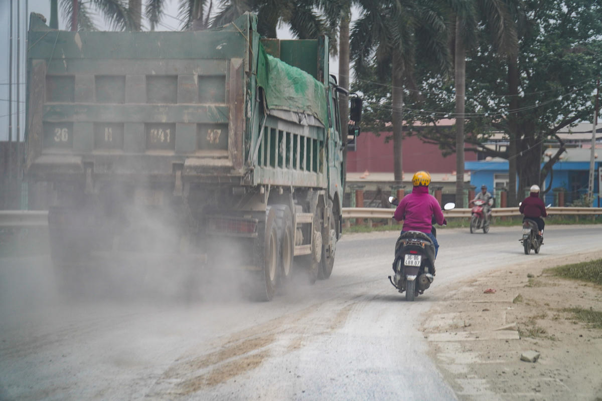Xe tải kéo bụi bay mù mịt, làm giảm tầm nhìn của người tham gia giao thông. Ảnh: Đình Minh