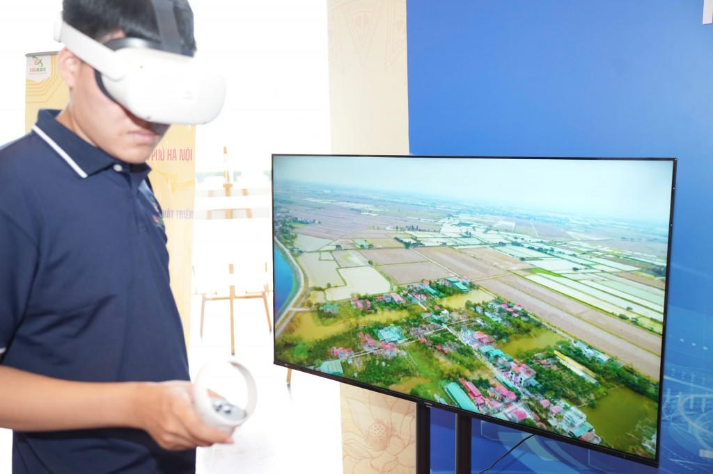 Đại biểu trải nghiệm công nghệ thực tế ảo. 