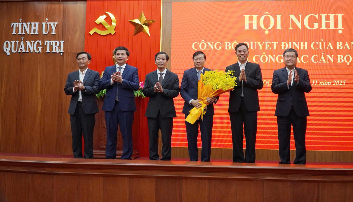 Lãnh đạo tỉnh Quảng Trị tặng hoa chúc mừng ông Lê Hồng Vinh. Ảnh: X.T.