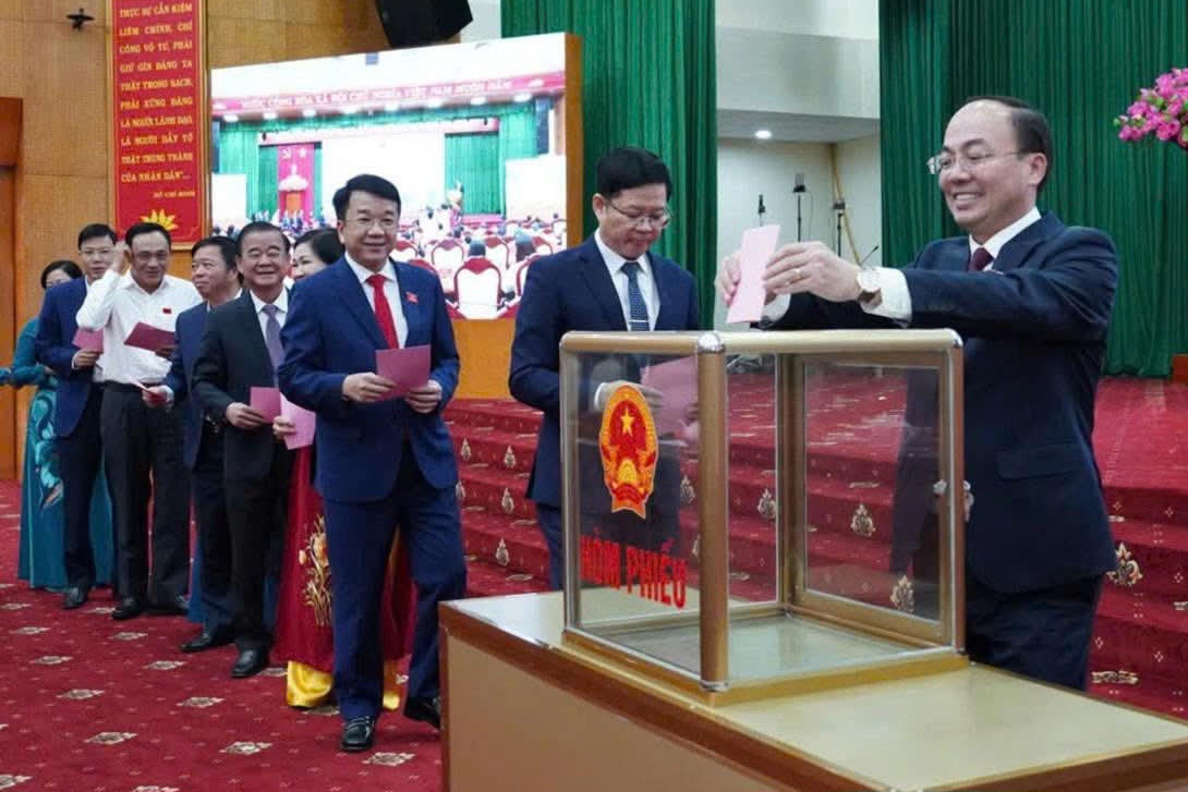 Các đại biểu HĐND tỉnh Thái Nguyên bỏ phiếu bầu Chủ tịch UBND tỉnh. Ảnh: TN.