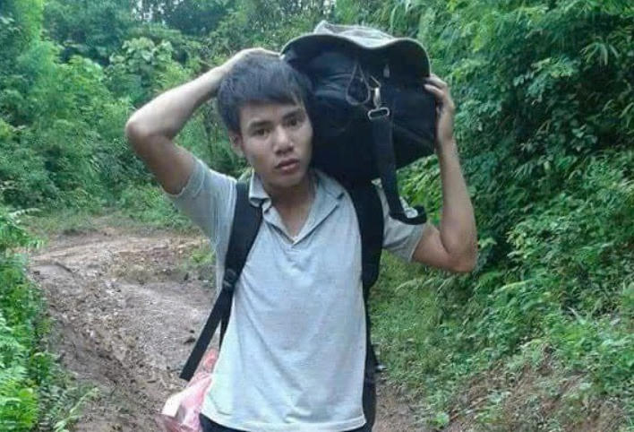 Con đường đến trường mùa mưa của thầy Tuyến. Ảnh: N.C.