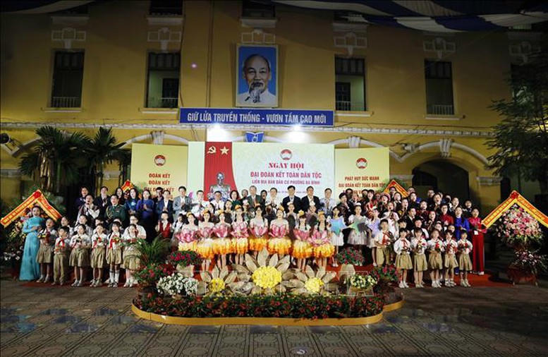 Tổng Bí thư Tô Lâm, Chủ tịch Quốc hội Trần Thanh Mẫn, Thường trực Ban Bí thư Trần Cẩm Tú và các đại biểu dự Ngày hội Đại đoàn kết toàn dân tộc tại liên địa bàn dân cư Phường Ba Đình, Hà Nội - Ảnh: TTXVN