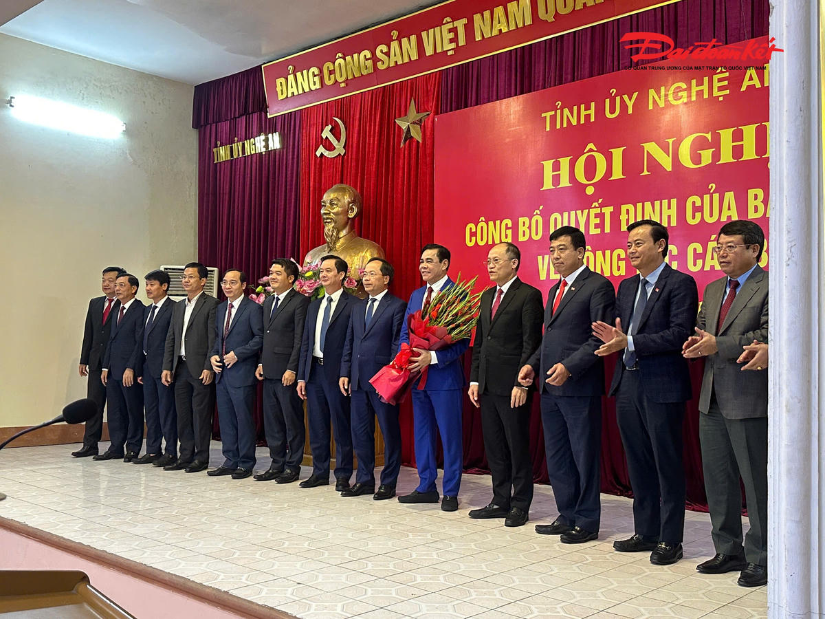 Các vị trong Ban Thường vụ Tỉnh uỷ Hà Tĩnh chúc mừng tân Phó Bí thư Tỉnh uỷ Nghệ An Võ Trọng Hải. Ảnh: NT