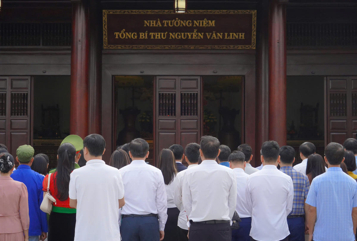 Đoàn đại biểu tưởng nhớ cố Tổng Bí thư Nguyễn Văn Linh. Ảnh: Trần Cường.