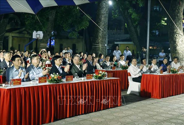 Tổng Bí thư Tô Lâm, Chủ tịch Quốc hội Trần Thanh Mẫn, Thường trực Ban Bí thư Trần Cẩm Tú và các đại biểu dự Ngày hội Đại đoàn kết toàn dân tộc tại liên địa bàn dân cư phường Ba Đình, Hà Nội - Ảnh: TTXVN