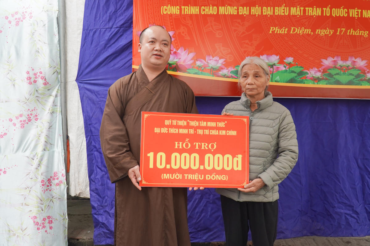 Các vị chức sắc tôn giáo trao hỗ trợ cho gia đình bà Xuân. Ảnh: Đình Minh