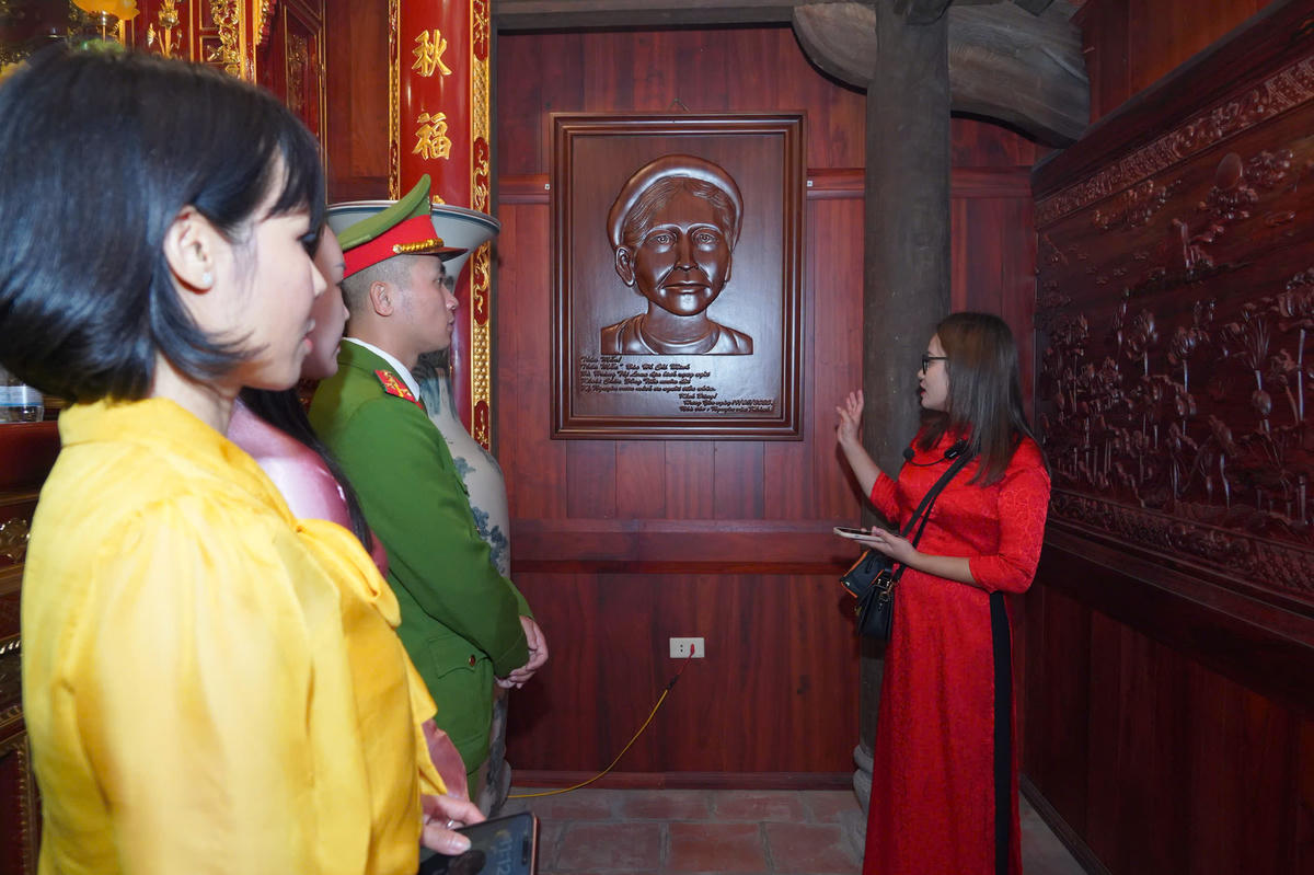 Đoàn đại biểu nghe giới thiệu về bà Hoàng Thị Loan, thân mẫu Chủ tịch Hồ Chí Minh tại Nhà tưởng niệm. Ảnh: Trần Cường. 