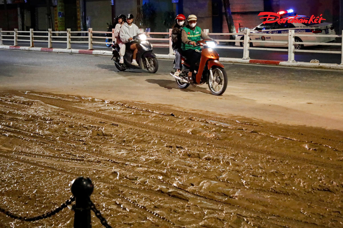 Ban Quản lý đường sắt đô thị cho hay, ngay sau khi nắm thông tin, đơn vị đã chủ động phối hợp với chính quyền địa phương và các cơ quan chức năng để kiểm tra, xác minh sự việc, tiếp tục kiểm tra toàn bộ các khu vực thi công nhằm đảm bảo tuyệt đối an toàn, vệ sinh môi trường và giao thông đô thị.