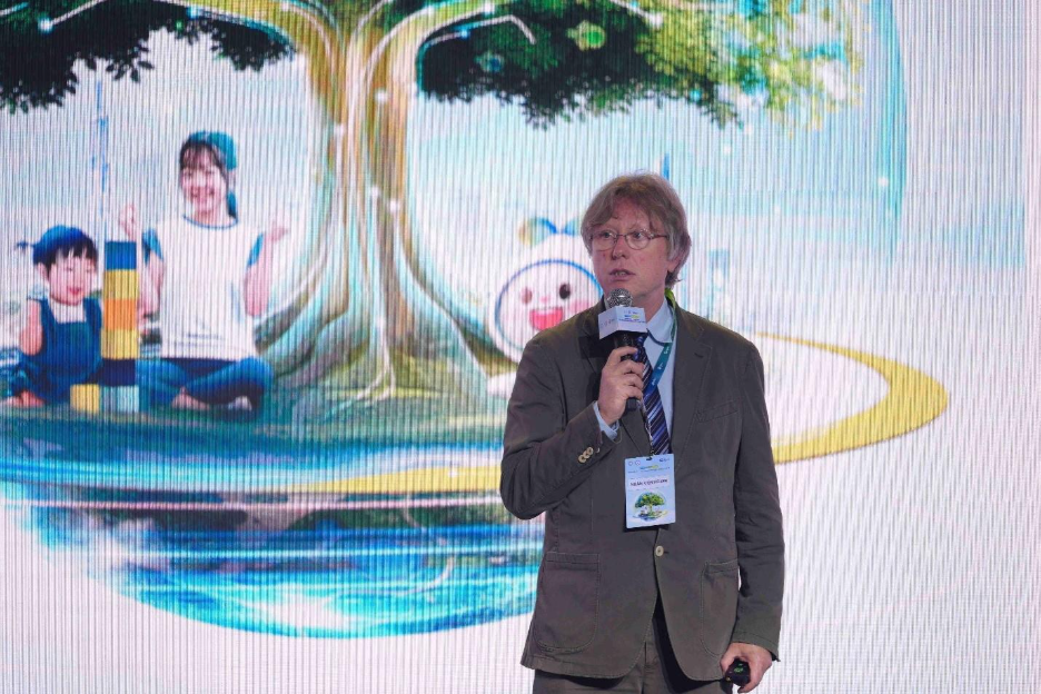 Tiến sĩ Mark Fletcher, Giám đốc cấp cao, Bộ phận Y khoa Nghiên cứu và Phát triển Vắc-xin Pfizer phát biểu tại hội thảo.