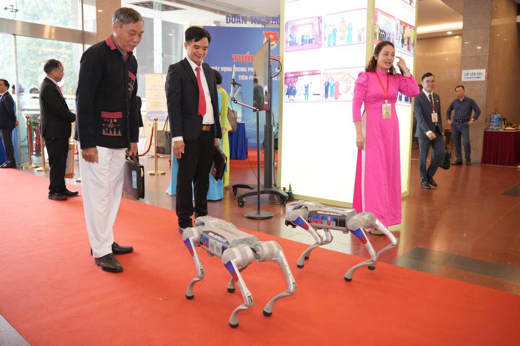 Các sản phẩm công nghệ mang đến những trải nghiệm thú vị bên lề Đại hội. 