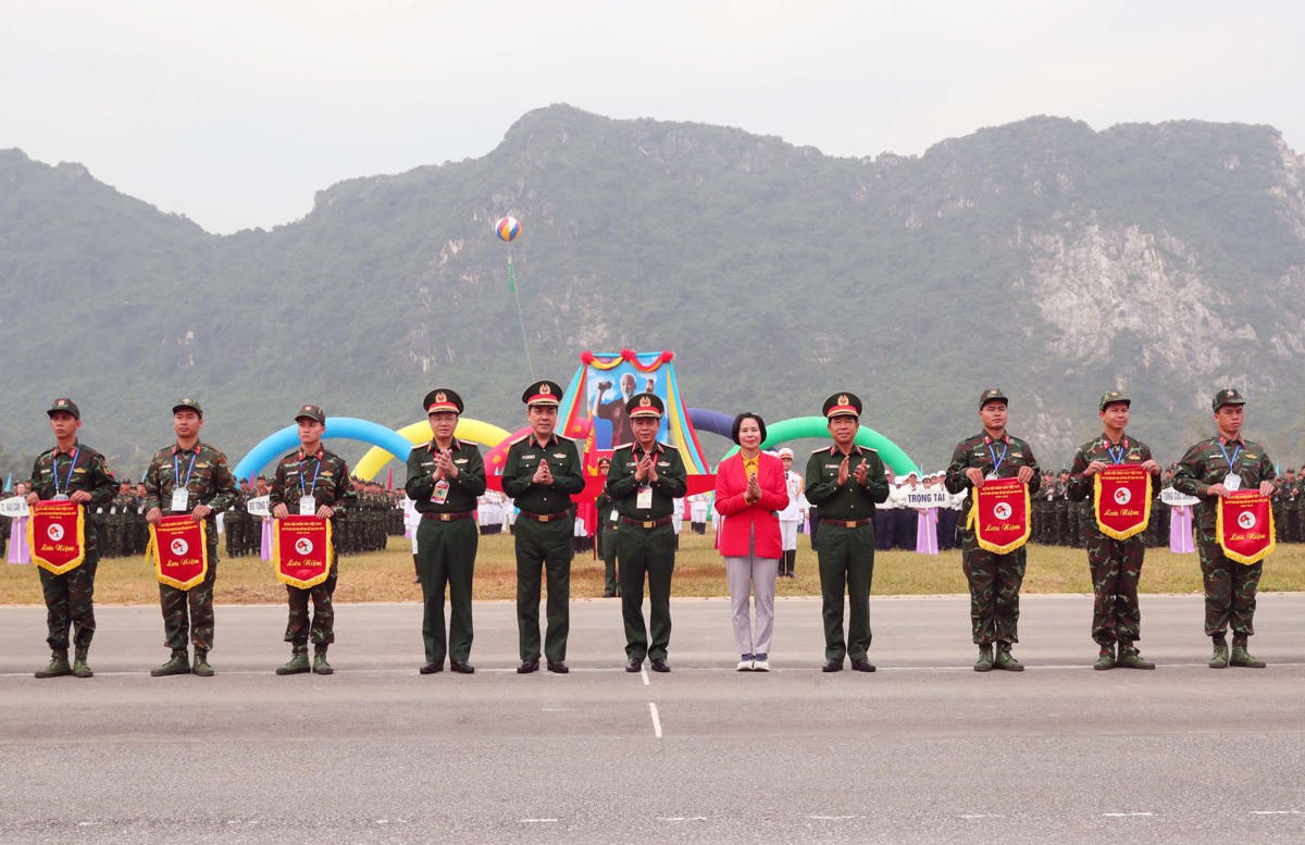Đại diện Ban Tổ chức tặng cờ lưu niệm cho các đoàn vận động viên tham gia Hội thao. Ảnh: Trọng Đức