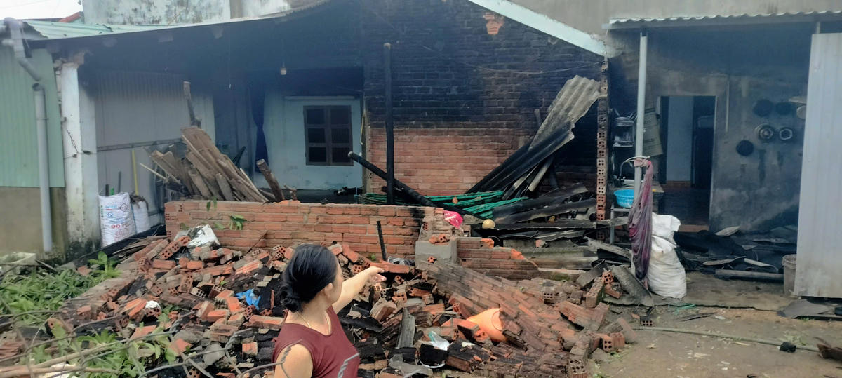 Một người dân thôn Khánh Thọ chỉ nhà cửa bị tốc mái. Ảnh: Chí Đại.