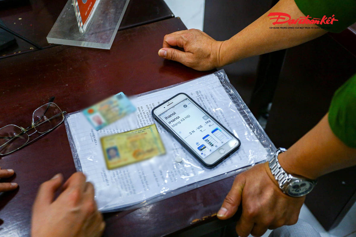 Để thực hiện khai báo, người dân cài đặt và mở ứng dụng iHanoi trên điện thoại di động, sau đó, đăng nhập vào ứng dụng bằng số điện thoại (nếu chưa có tài khoản thì đăng ký) hoặc đăng nhập thông qua ứng dụng VNeID. 