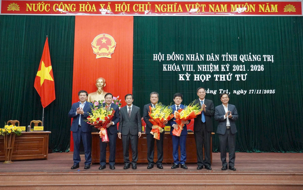 Thường trực Tỉnh ủy Quảng Trị tặng hoa chúc mừng các đồng chí nhận nhiệm vụ mới. Ảnh: X.T.