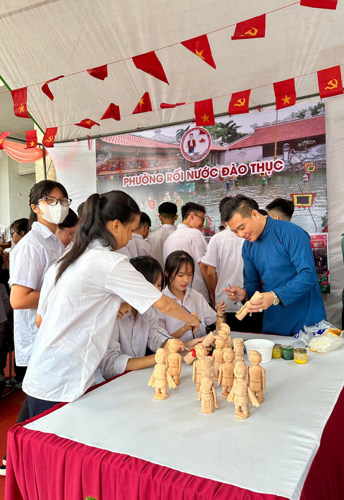 Cán bộ Mặt trận cơ sở "truyền lửa" cho thế hệ trẻ lưu giữ văn hóa truyền thống làng quê. 