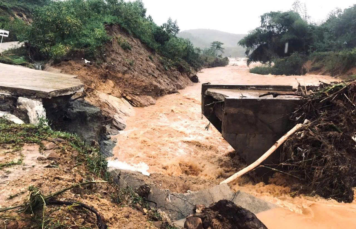 Nước suối dâng cao cuốn sập cầu Nước Bao. Ảnh: CV.