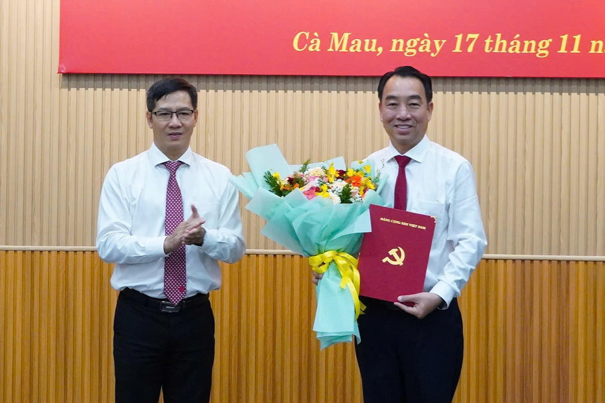 Phó Trưởng Ban Tổ chức Trung ương Nguyễn Thành Tâm trao Quyết định của Ban Bí thư Trung ương Đảng cho ông Lữ Quang Ngời. Ảnh: Nguyên Du