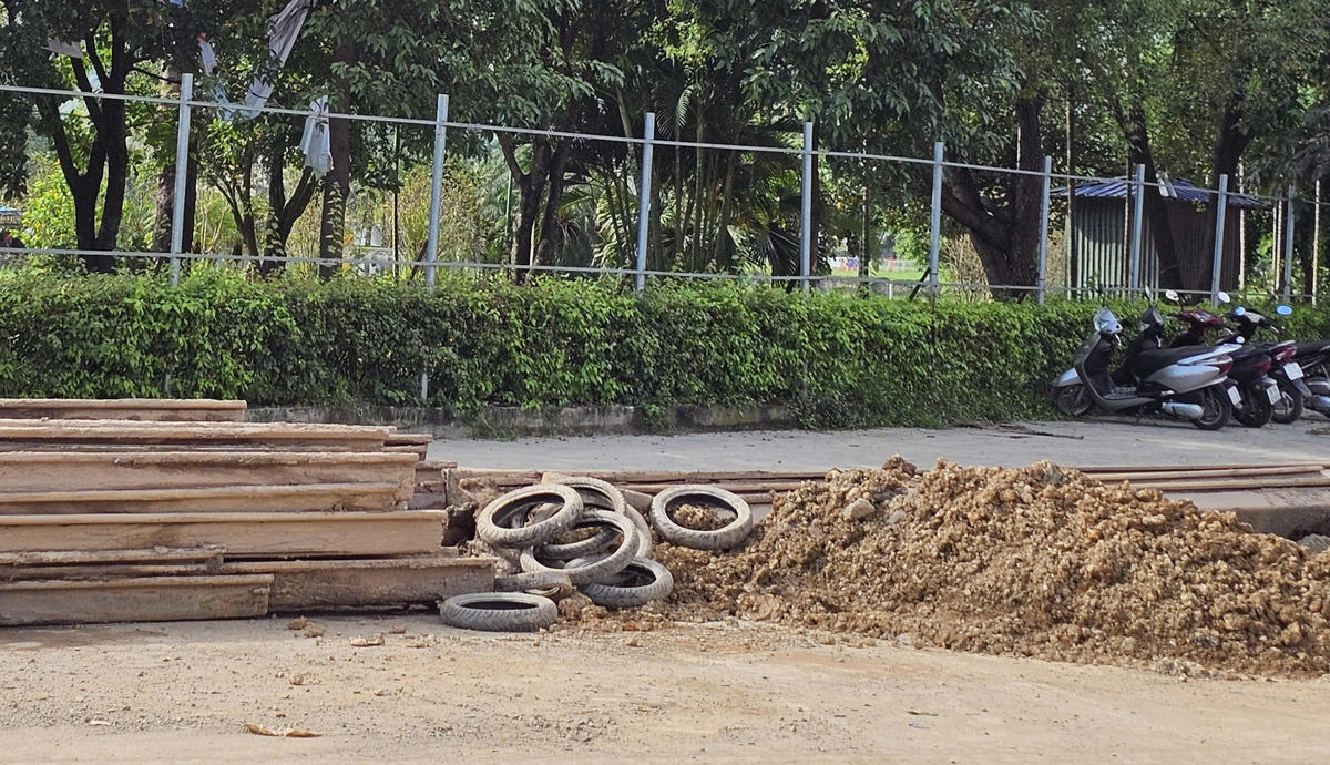 Sử dụng lốp cao su để kê đệm, tránh làm ảnh hưởng mặt đường là giải pháp hữu hiệu được thực hiện trong quá trình thi công.