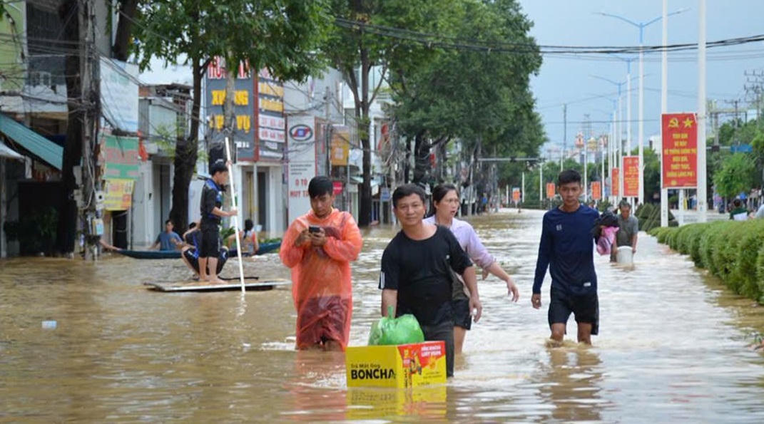 Người dân trong vùng bị ngập lụt tại phường Tây Nha Trang (Khánh Hòa) đang di dời tài sản đến nơi an toàn. (ảnh CTV)