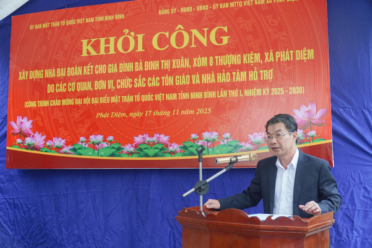 Ông Hà đề nghị lãnh đạo xã Phát Diệm và nhà thầu thi công tạo mọi điều kiện, làm việc hết sức để sớm hoàn thành ngôi nhà mới cho 2 bà cháu. Ảnh: Đình Minh