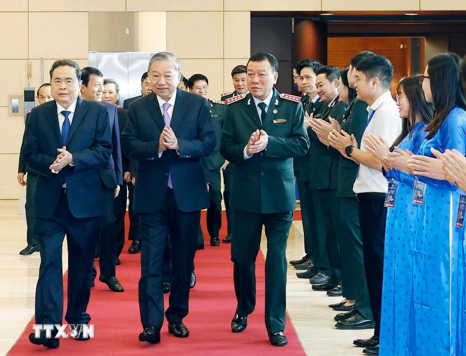 Tổng Bí thư Tô Lâm, Chủ tịch Quốc hội Trần Thanh Mẫn cùng các lãnh đạo Đảng, Nhà nước đến dự Lễ kỷ niệm 80 năm Ngày truyền thống Thanh tra Việt Nam (23/11/1945 - 23/11/2025). (Ảnh: Thống Nhất/TTXVN)