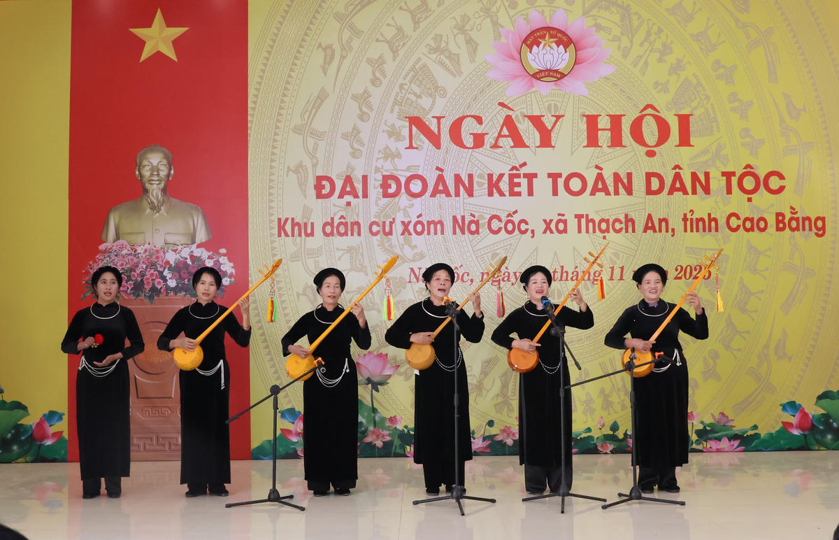 Biểu diễn văn nghệ của người dân khu dân cư Nà Cốc xã Thạch An, tỉnh Cao Bằng tại Ngày hội Đại đoàn kết toàn dân tộc. Ảnh: VGP/Gia Huy