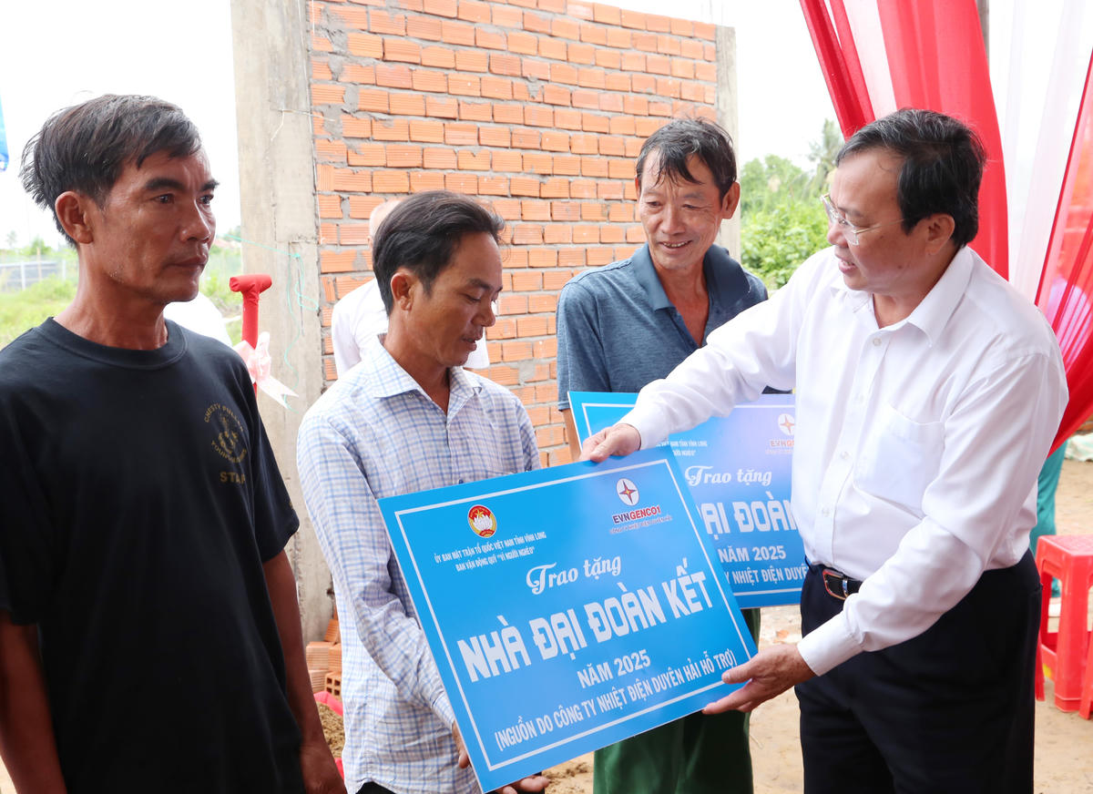 Phó Bí thư Tỉnh ủy, Chủ tịch Ủy ban MTTQ Việt Nam tỉnh Vĩnh Long Lê Văn Hẳn trao bảng tượng trưng nhà Đại đoàn kết Công ty Nhiệt điện Duyên Hải tài trợ cho bà con nhân dân phường Duyên Hải.