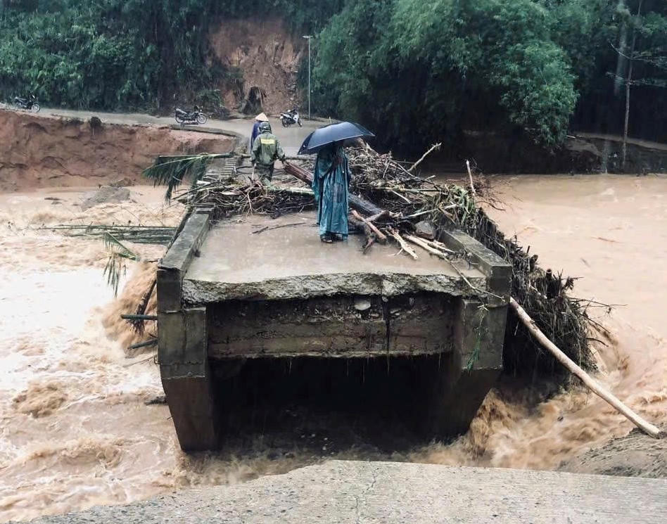 Sập cầu Nước Bao gây chia cắt giao thông. Ảnh: CV.