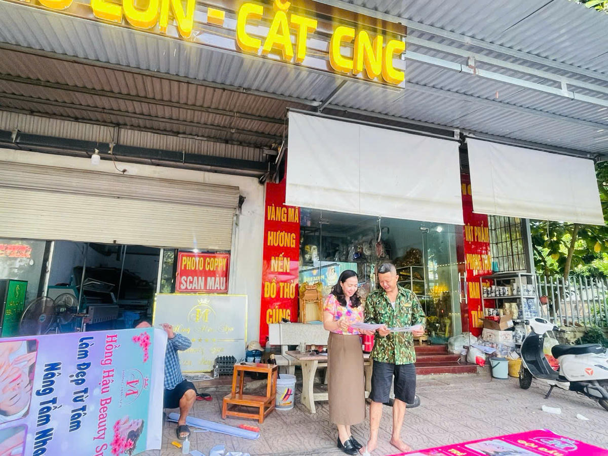 Tuyên truyền chủ hộ kinh doanh về chính sách BHXH tại Phú Thọ. Ảnh: L.H