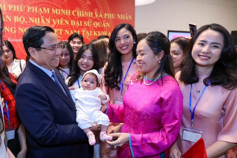 Thủ tướng và bà con kiều bào - Ảnh: VGP/Nhật Bắc.