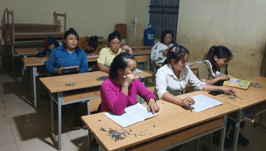 Lớp học xoá mù chữ do Trường Phổ thông Dân tộc Bán trú Tiểu học Mù Sang tổ chức. Ảnh: N.C.