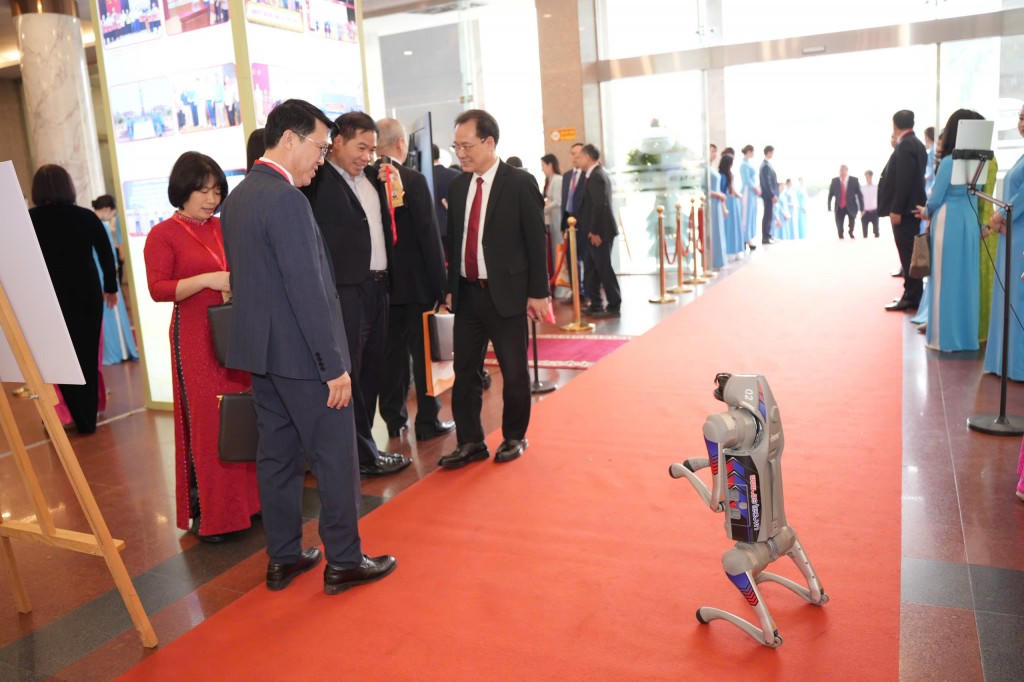 Các sản phẩm công nghệ mang đến những trải nghiệm thú vị bên lề Đại hội. 